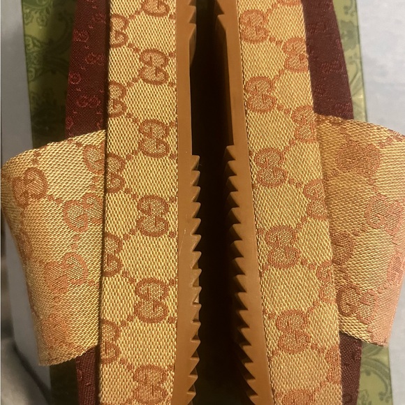 Gucci Wedge Sandals❤️🖤💚Size 39❤️💚the color is a reddish brownish combination - Picture 14 of 16